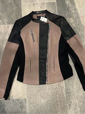 MOTO JACKET WOMENS MEDUIM EXPRESS FITTED FAUX LEATHER CREAM & BLACK NWT